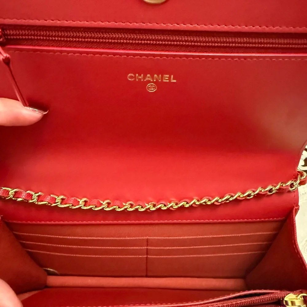 Chanel Red Quilted Crossbody Bag with Gold Chain - Picture 3 of 4